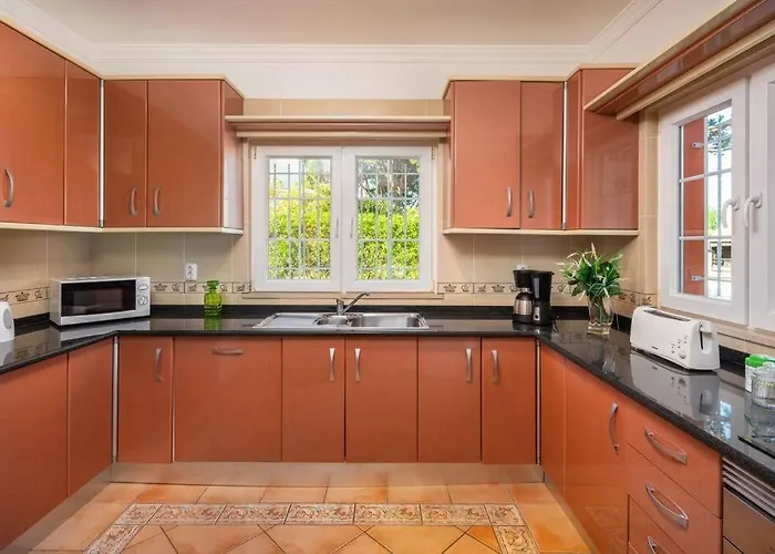 4 Bed Private Ribeiro Ii With Heated Pool, Garden, Wi-fi Villa Albufeira